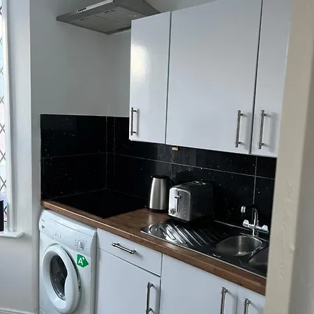 Stylish And Spacious Wi-Fi Smart Tv Tea And Coffee Kettering Exterior photo