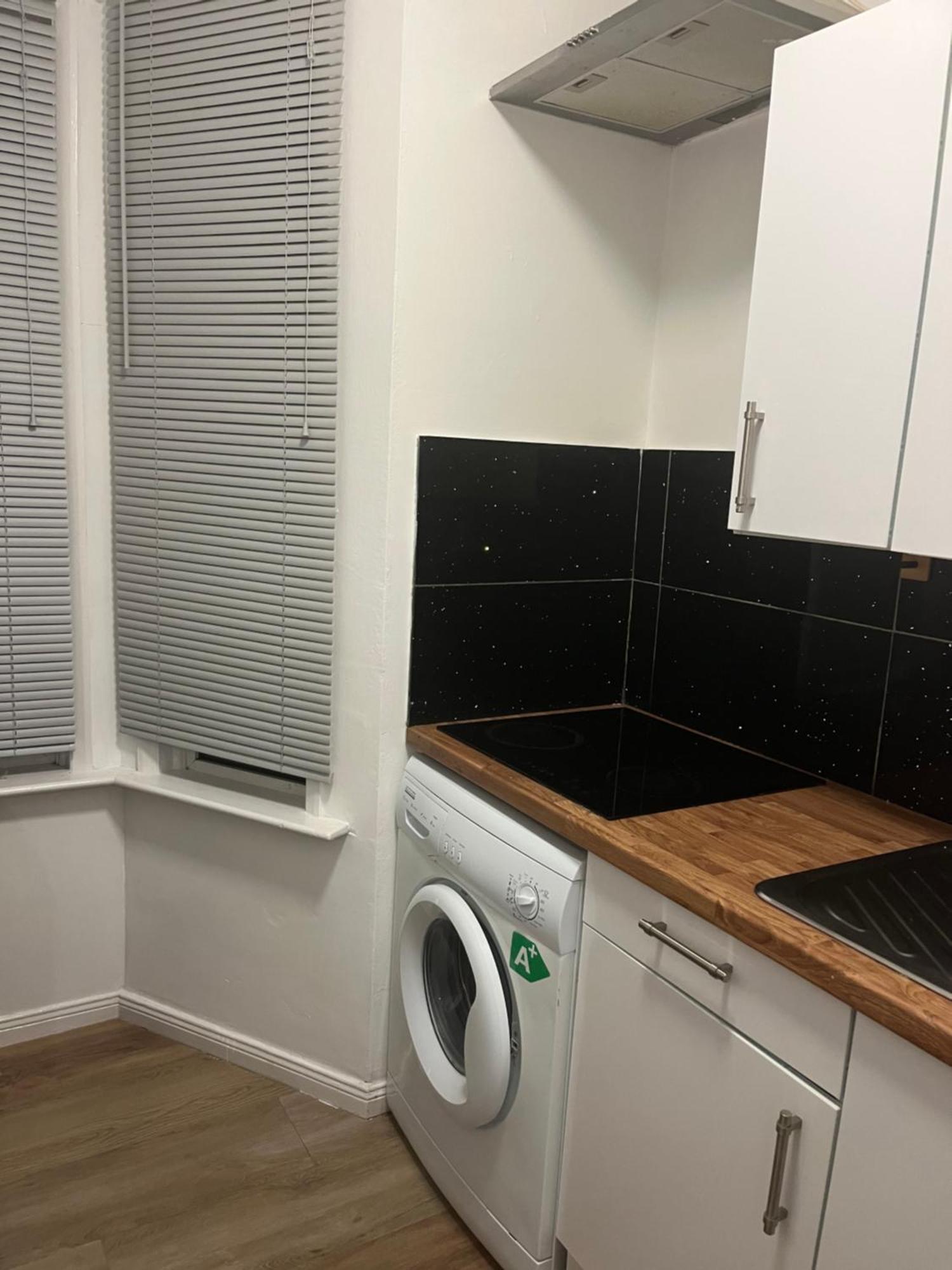 Apartment Stylish And Spacious Wi-fi Smart Tv Tea And Coffee *