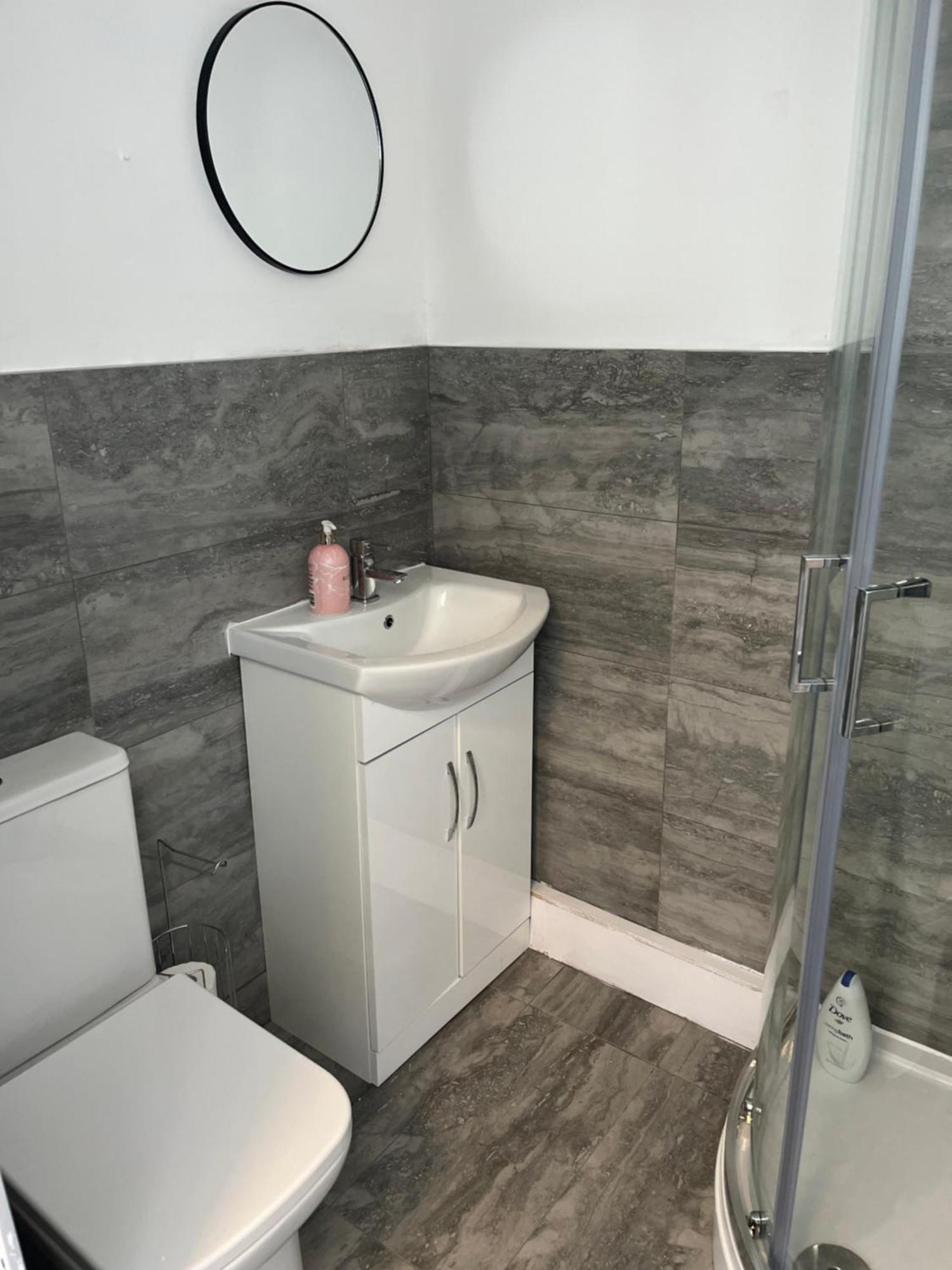 Stylish And Spacious Wi-fi Smart Tv Tea And Coffee Apartment
