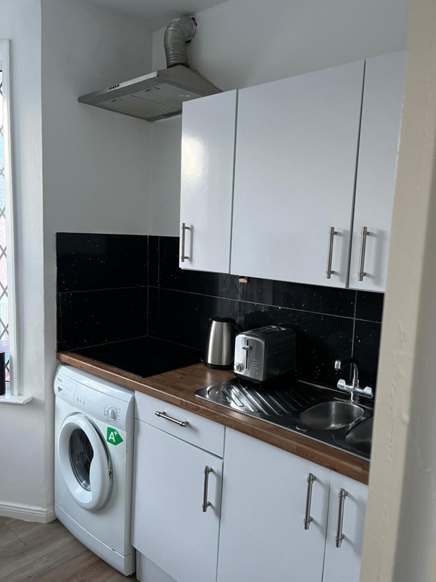 Apartment Stylish And Spacious Wi-fi Smart Tv Tea And Coffee *
