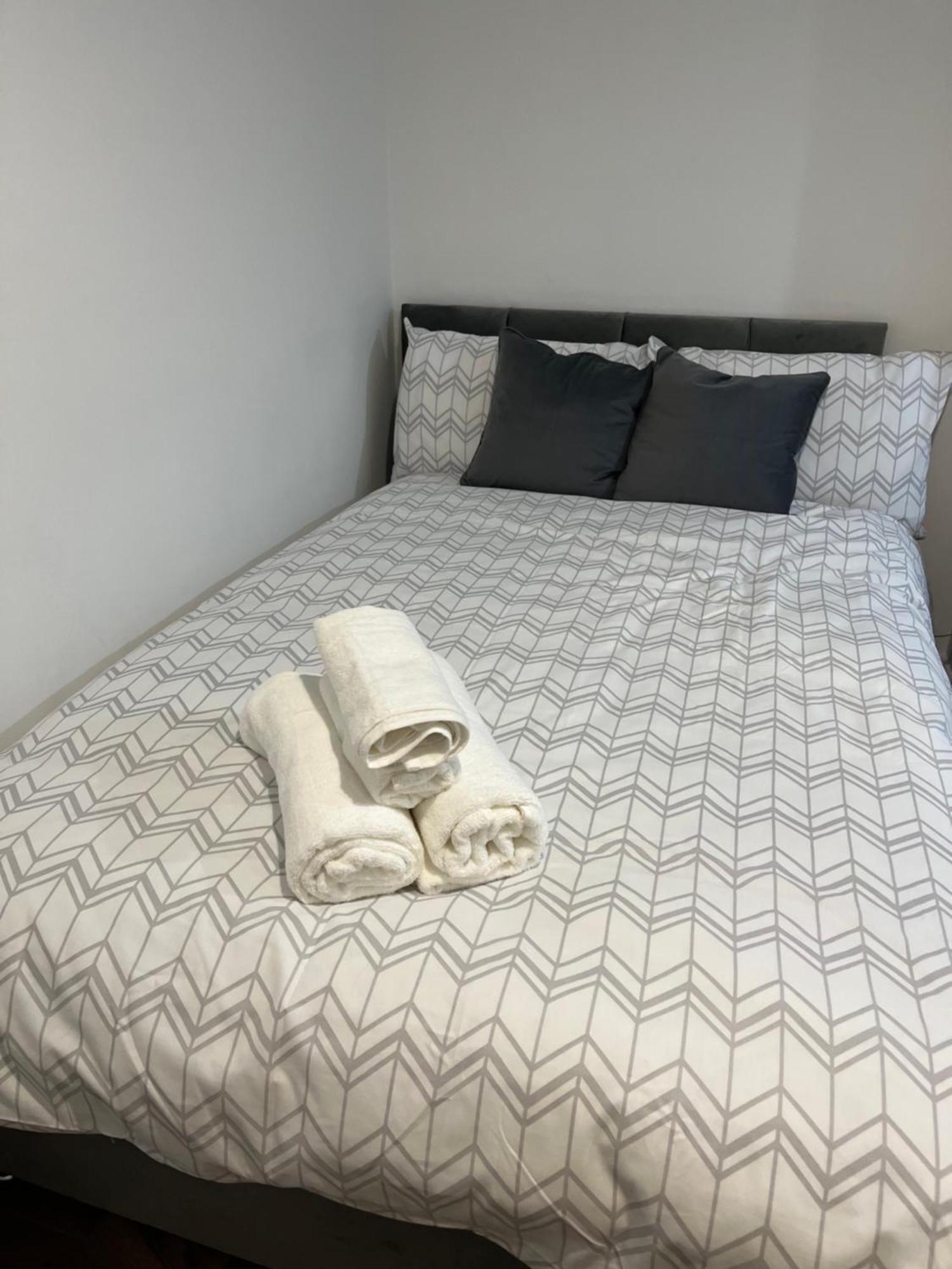 Stylish And Spacious Wi-fi Smart Tv Tea And Coffee Apartment *