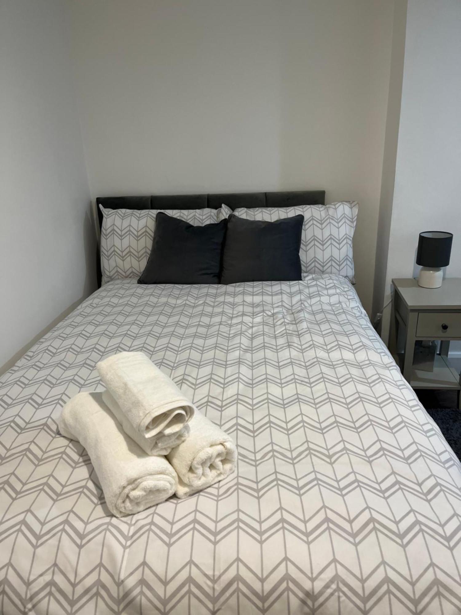 Stylish And Spacious Wi-fi Smart Tv Tea And Coffee Apartment *